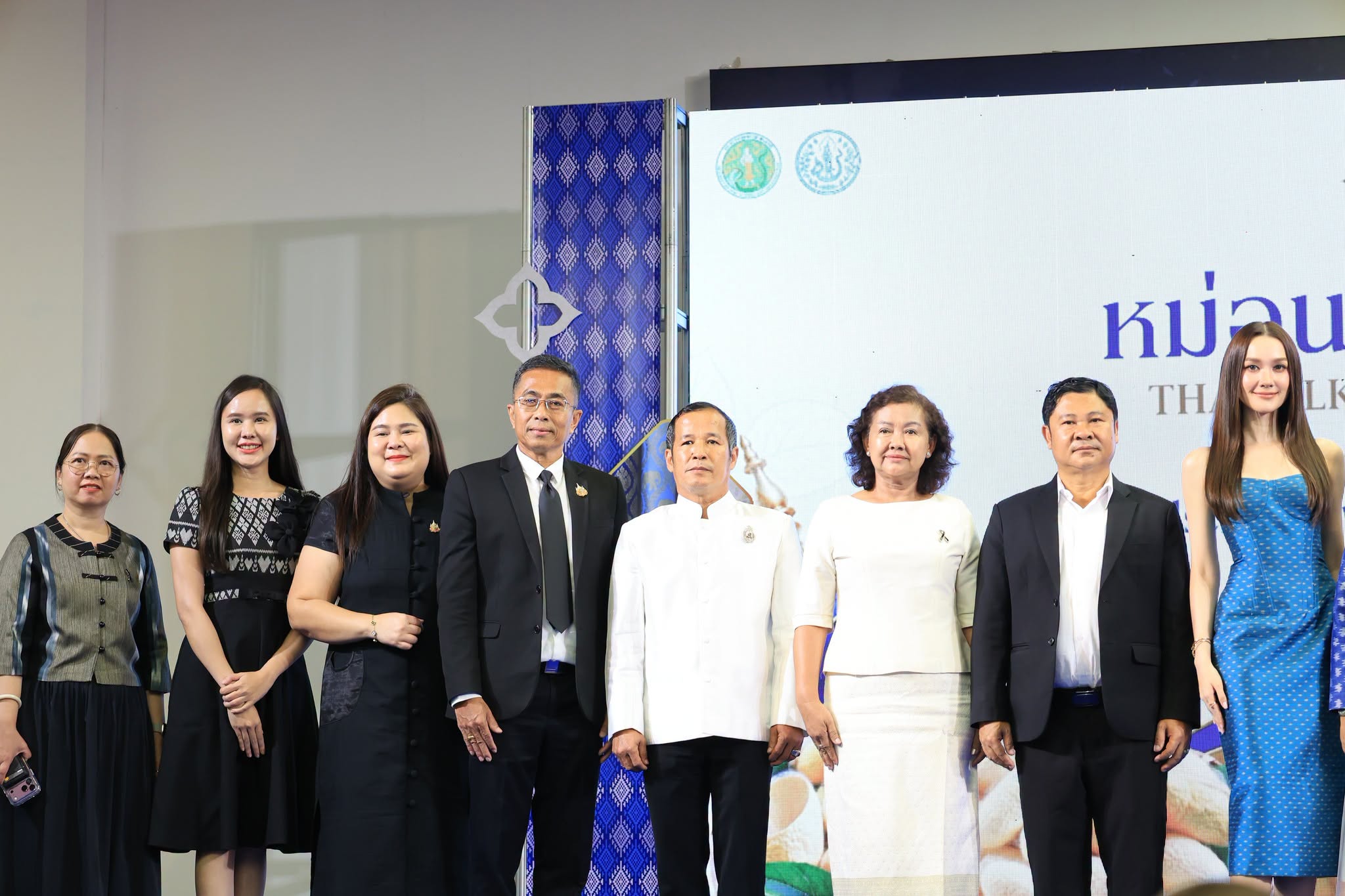 title - ส.ป.ก. ร่วมเป็นเกียรติในพิธีเปิดงานโครงการประชาสัมพันธ์และส่งเสริมการจำหน่ายผ้าไหมและผลิตภัณฑ์หม่อนไหมสัญจร ณ กรุงเทพมหานครและจังหวัดนนทบุรี ครั้งที่ 2